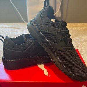Kids size 3c puma black slip on shoe new never been worn